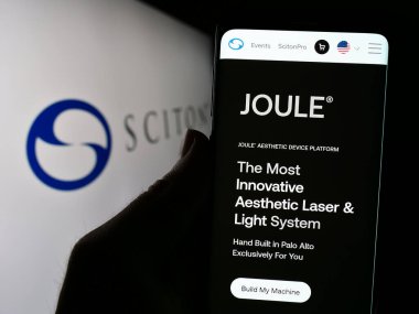 Stuttgart, Almanya - 04-05-2024: İş logosu önünde ABD 'li tıbbi cihaz şirketi Sciton Inc.' in web sayfası ile akıllı telefon tutan kişi. Telefon ekranının merkezine odaklan.