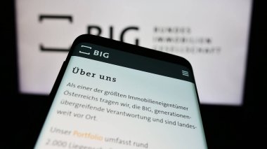 Stuttgart, Almanya - 04-05-2024: Bundesimmobiliengesellschaft m.b.H. İşletme logosunun önünde. Telefon ekranının sol üst kısmına odaklan.