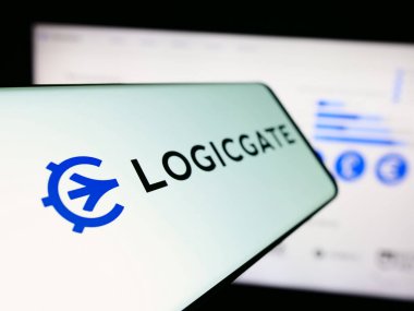 Stuttgart, Almanya - 04-05-2024: Amerikan risk yönetimi teknolojisi logosu olan cep telefonu web sitesi önünde LogicGate Inc. Telefon ekranının soluna odaklan.