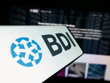 Stuttgart, Almanya - 04-07-2024: Bundesverband der Deutschen Industrie E.V. logolu cep telefonu (BDI) web sitesinin önünde. Telefon ekranının merkezine odaklan.
