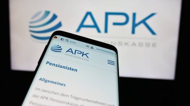 Stuttgart, Almanya - 04-07-2024: Emeklilik kurumu APK Emeklilik Kurumu APK AG 'nin web sitesiyle birlikte cep telefonu logosu önünde. Telefon ekranının sol üst kısmına odaklan.