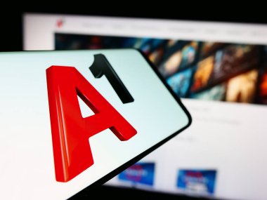 Stuttgart, Almanya - 04-07-2024: Telekom Austria AG (A1) adlı telekomünikasyon şirketinin logosuna sahip cep telefonu. Telefon ekranının merkez soluna odaklan.