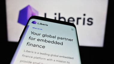 Stuttgart, Almanya - 04-07-2024: İngiliz finans hizmetleri şirketi Liberis Ltd. 'nin web sitesi ile birlikte ticari logo önünde akıllı telefon. Telefon ekranının sol üst kısmına odaklan.