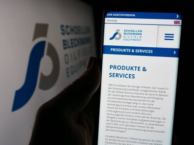 Stuttgart, Almanya - 04-07-2024: Logonun önünde Schoeller-Bleckmann Oilfield Equthe AG şirketinin web sayfası bulunan kişi. Telefon ekranının merkezine odaklan.
