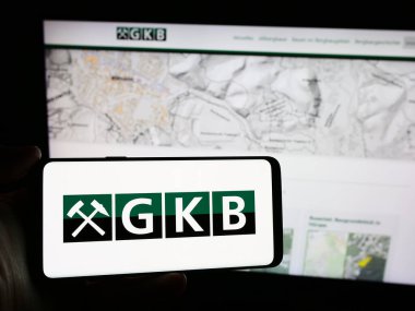 Stuttgart, Almanya - 04-07-2024: Avusturyalı GKB Bergbau GmbH şirketinin logosunun bulunduğu cep telefonu sahibi kişi web sayfası önünde. Telefon ekranına odaklan.
