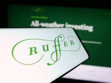 Stuttgart, Almanya - 04-07-2024: İngiliz Ruffer Investment Company Limited şirketinin logosuna sahip cep telefonu. Telefon ekranının merkez soluna odaklan.