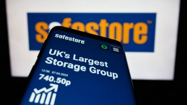 Stuttgart, Almanya - 04-07-2024: İngiliz depolama şirketi Safestore Holding plc 'nin web sitesi ile birlikte iş logosu önünde cep telefonu. Telefon ekranının sol üst kısmına odaklan.