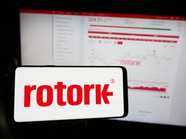 Stuttgart, Almanya - 04-07-2024: İngiliz akış kontrol ekipmanları şirketi Rotork plc 'nin logosuna sahip cep telefonu sahibi kişi iş sayfasının önünde. Telefon ekranına odaklan.