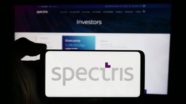 Stuttgart, Almanya - 04-08-2024: İngiliz hassas enstrüman şirketi Spectris plc 'nin logosuna sahip akıllı telefon sahibi kişi web sitesinin önünde. Telefon ekranına odaklan.