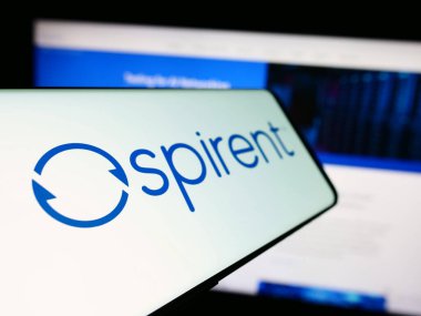 Stuttgart, Almanya - 04-08-2024: Ticari İnternet sitesi önünde İngiliz firmasının logosuna sahip akıllı telefon. Telefon ekranının soluna odaklan.