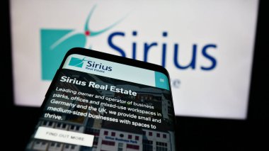 Stuttgart, Almanya - 04-08-2024: Ticari gayrimenkul şirketi Sirius Real Estate Limited 'in web sitesi ile ticaret logosu önünde akıllı telefon. Telefon ekranının sol üst kısmına odaklan.