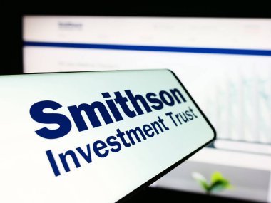 Stuttgart, Almanya - 04-08-2024: İngiliz şirketi Smithson Investment Trust 'ın logosunun yer aldığı cep telefonu. Telefon ekranının merkez soluna odaklan.