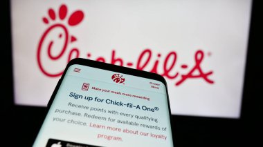 Stuttgart, Almanya - 04-08-2024: İş logosu önünde ABD 'li fast food restoran şirketi Chick-fil-A Inc.' in web sitesi ile cep telefonu. Telefon ekranının sol üst kısmına odaklan.