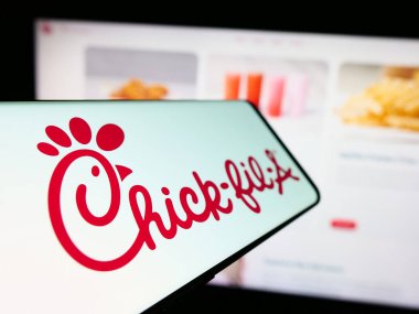 Stuttgart, Almanya - 04-08-2024: Amerikan fast food restoran şirketi Chick-fil-A Inc. 'in logosuna sahip akıllı telefon. Telefon ekranının soluna odaklan.