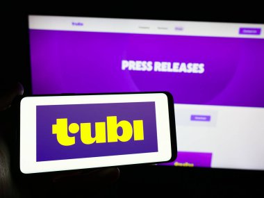 Stuttgart, Almanya - 04-08-2024: İnternet sitesi önünde ABD 'li yayın platformu şirketi Tubi Inc.' in logosuna sahip kişi. Telefon ekranına odaklan.