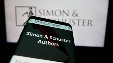 Stuttgart, Almanya - 04-08-2024: ABD 'li yayıncılık şirketi Simon ve Schuster LLLC' nin web sitesi ile birlikte iş logosu önünde cep telefonu. Telefon ekranının sol üst kısmına odaklan.