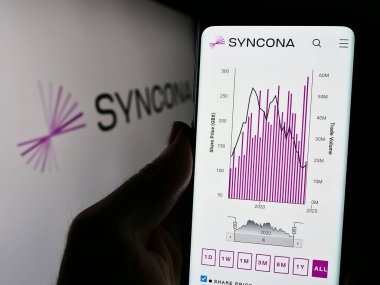 Stuttgart, Almanya - 04-08-2024: İngiliz yatırım şirketi Syncona Limited 'in internet sayfası olan cep telefonu sahibi şirket logosu önünde. Telefon ekranının merkezine odaklan.