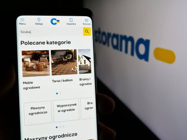 Stuttgart, Almanya - 04-08-2024: Logo önünde ev geliştirme mağazası zincir şirketi Castorama 'nın web sayfası ile cep telefonu tutan kişi. Telefon ekranının merkezine odaklan.