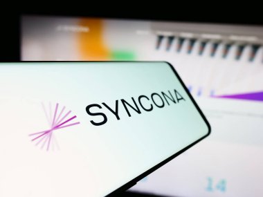 Stuttgart, Almanya - 04-08-2024: İngiliz yatırım şirketi Syncona Limited 'in logosuna sahip akıllı telefon işletme web sitesinin önünde. Telefon ekranının merkez soluna odaklan.