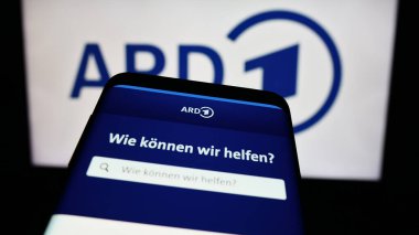 Stuttgart, Almanya - 04-10-2024: Alman kamu yayın kuruluşu ARD 'nin web sitesiyle birlikte cep telefonu logosu önünde. Telefon ekranının sol üst kısmına odaklan.