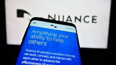 Stuttgart, Almanya - 04-10-2024: İş logosu önünde ABD 'li yazılım şirketi Nuance Communications Inc.' in web sitesi ile akıllı telefon. Telefon ekranının sol üst kısmına odaklan.