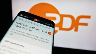 Stuttgart, Almanya - 04-10-2024: Televizyon kanalı Zweites Deutsches Fernsehen 'in (ZDF) yer aldığı cep telefonu. Telefon ekranının sol üst kısmına odaklan.