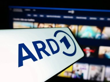 Stuttgart, Almanya - 04-10-2024: İnternet sitesi önünde Alman kamu yayın kuruluşu ARD 'nin logosuna sahip akıllı telefon. Telefon ekranının merkez soluna odaklan.