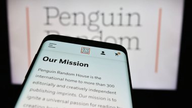 Stuttgart, Almanya - 04-12-2024: ABD 'li yayıncılık şirketi Penguin Random House' un web sitesi ile ticaret logosu önünde akıllı telefon. Telefon ekranının sol üst kısmına odaklan.