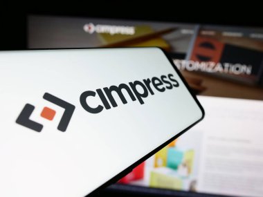 Stuttgart, Almanya - 04-12-2024: Toplu kişiselleştirme şirketi Cimpress plc 'nin logosuna sahip akıllı telefon iş web sitesi önünde. Telefon ekranının merkezine odaklan.