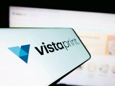 Stuttgart, Almanya - 04-12-2024: Toplu kişiselleştirme şirketi VistaPrint 'in (Vista) logosuna sahip cep telefonu. Telefon ekranının merkez soluna odaklan.