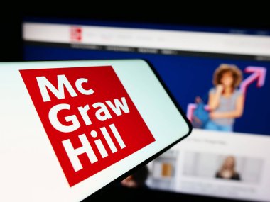 Stuttgart, Almanya - 04-12-2024: Amerikan yayıncılık şirketi McGraw Hill LLLC 'nin logolu akıllı telefon. Telefon ekranının merkezine odaklan.