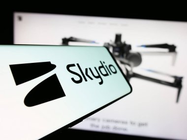 Stuttgart, Almanya - 04-13-2024: Amerikan insansız hava aracı üretim şirketi Skydio Inc. 'in logosunu taşıyan cep telefonu. Telefon ekranının merkez soluna odaklan.