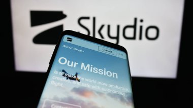 Stuttgart, Almanya - 04-13-2024: Amerikan insansız hava aracı üretim şirketi Skydio Inc. 'in web sitesi ile şirket logosu önünde akıllı telefon. Telefon ekranının sol üst kısmına odaklan.