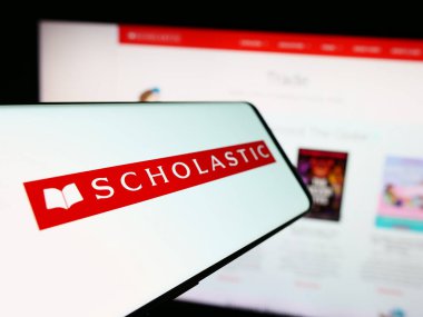 Stuttgart, Almanya - 04-13-2024: Amerikan yayıncılık şirketi Scholastic Corporation 'ın logosunun yer aldığı cep telefonu. Telefon ekranının merkez soluna odaklan.