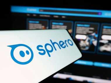 Stuttgart, Almanya - 04-13-2024: Amerikan eğitim teknolojisi şirketi Sphero Inc. 'in logosuyla birlikte cep telefonu. Telefon ekranının soluna odaklan.