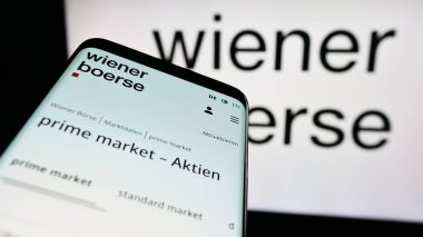 Stuttgart, Almanya - 04-13-2024: Avusturyalı borsa şirketi Wiener Borse AG 'nin web sitesi ile birlikte iş logosu önünde cep telefonu. Telefon ekranının sol üst kısmına odaklan.