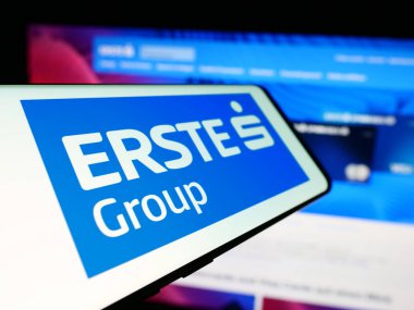 Stuttgart, Almanya - 04-13-2024: Avusturyalı finans hizmetleri şirketi Erste Group Bank AG 'nin logosuyla birlikte cep telefonu web sitesi önünde. Telefon ekranının merkez soluna odaklan.