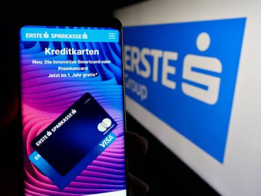 Stuttgart, Almanya - 04-13-2024: Avusturyalı finans hizmetleri şirketi Erste Group Bank AG 'nin logolu web sayfası ile cep telefonu tutan kişi. Telefon ekranının merkezine odaklan.