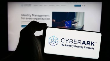 Stuttgart, Almanya - 04-13-2024: İnternet sitesi önünde ABD kimlik güvenlik şirketi CyberArk Software Inc. 'in logosuna sahip kişi. Telefon ekranına odaklan.