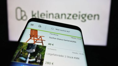 Stuttgart, Almanya - 04-13-2024: Logonun önünde Almanca sınıflandırılmış platform şirketi kleinanzeigen.de GmbH 'nin web sitesi bulunan cep telefonu. Telefon ekranının sol üst kısmına odaklan.