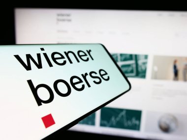 Stuttgart, Almanya - 04-13-2024: Avusturyalı borsa şirketi Wiener Boerse AG 'nin logosunun yer aldığı akıllı telefon. Telefon ekranının soluna odaklan.