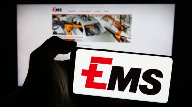 Stuttgart, Almanya - 04-13-2024: İsviçreli kimya şirketi Ems-Chemie Holding AG 'nin logosunu taşıyan cep telefonu sahibi şirket web sitesi önünde. Telefon ekranına odaklan.