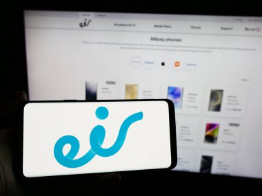 Stuttgart, Almanya - 04-13-2024: İrlandalı telekomünikasyon şirketi Eircom Limited 'in (Eir) logosuna sahip akıllı telefon sahibi kişi web sitesinin önünde. Telefon ekranına odaklan.