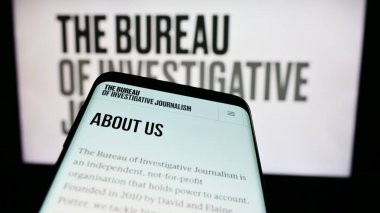 Stuttgart, Almanya - 04-13-2024: Logo önünde Araştırmacı Gazetecilik Bürosu (TBIJ) adlı örgütün web sitesiyle cep telefonu. Telefon ekranının sol üst kısmına odaklan.