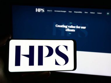 Stuttgart, Almanya - 04-13-2024: İnternet sitesi önünde ABD 'li HPS Yatırım Ortakları LLC logosuna sahip kişi. Telefon ekranına odaklan.