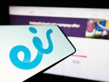 Stuttgart, Almanya - 04-13-2024: İrlandalı telekomünikasyon şirketi Eircom Limited 'in (Eir) logosuna sahip cep telefonu. Telefon ekranının merkez soluna odaklan.
