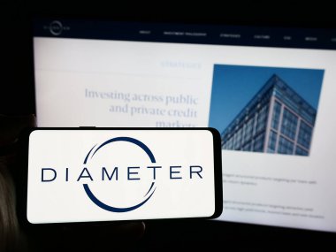 Stuttgart, Almanya - 04-15-2024: ABD 'li yatırım şirketi Diameter Capital Partners' ın logosunun bulunduğu akıllı telefonu web sitesinin önünde tutan kişi. Telefon ekranına odaklan.