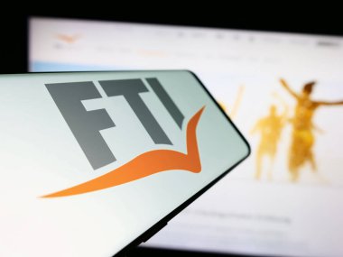 Stuttgart, Almanya - 04-15-2024: Alman seyahat şirketi FTI Touristik GmbH 'nin logosuna sahip akıllı telefon işletme web sitesi önünde. Telefon ekranının merkez soluna odaklan.