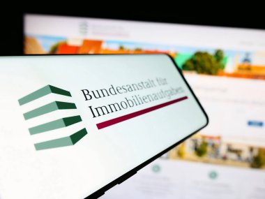 Stuttgart, Almanya - 04-15-2024: Alman Bundesanstalt fuer Immobilienaufgaben (BImA) şirketinin web sitesi önünde bulunan cep telefonu. Telefon ekranının soluna odaklan.