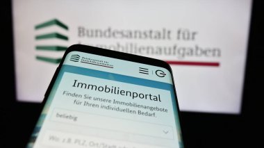 Stuttgart, Almanya - 04-15-2024: Alman Bundesanstalt fuer Immobilienaufgaben (BImA) siteli akıllı telefon logonun önünde. Telefon ekranının sol üst kısmına odaklan.